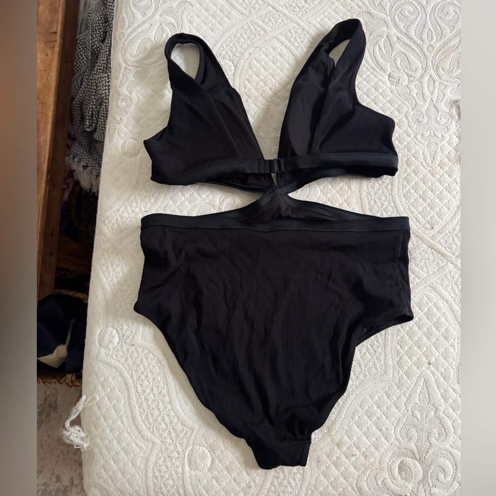 HP✨Aerie Ribbed Black Cutout Swimsuit - Picture 3 of 3